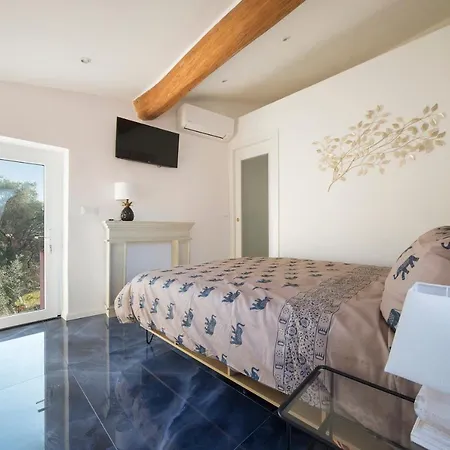 Torre Antica Di Campo * Cisano sul Neva